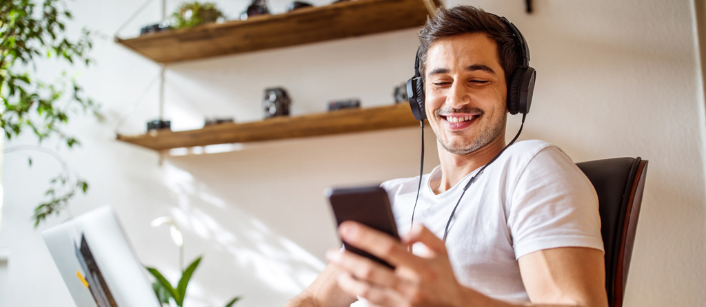 Joven utilizando su celular